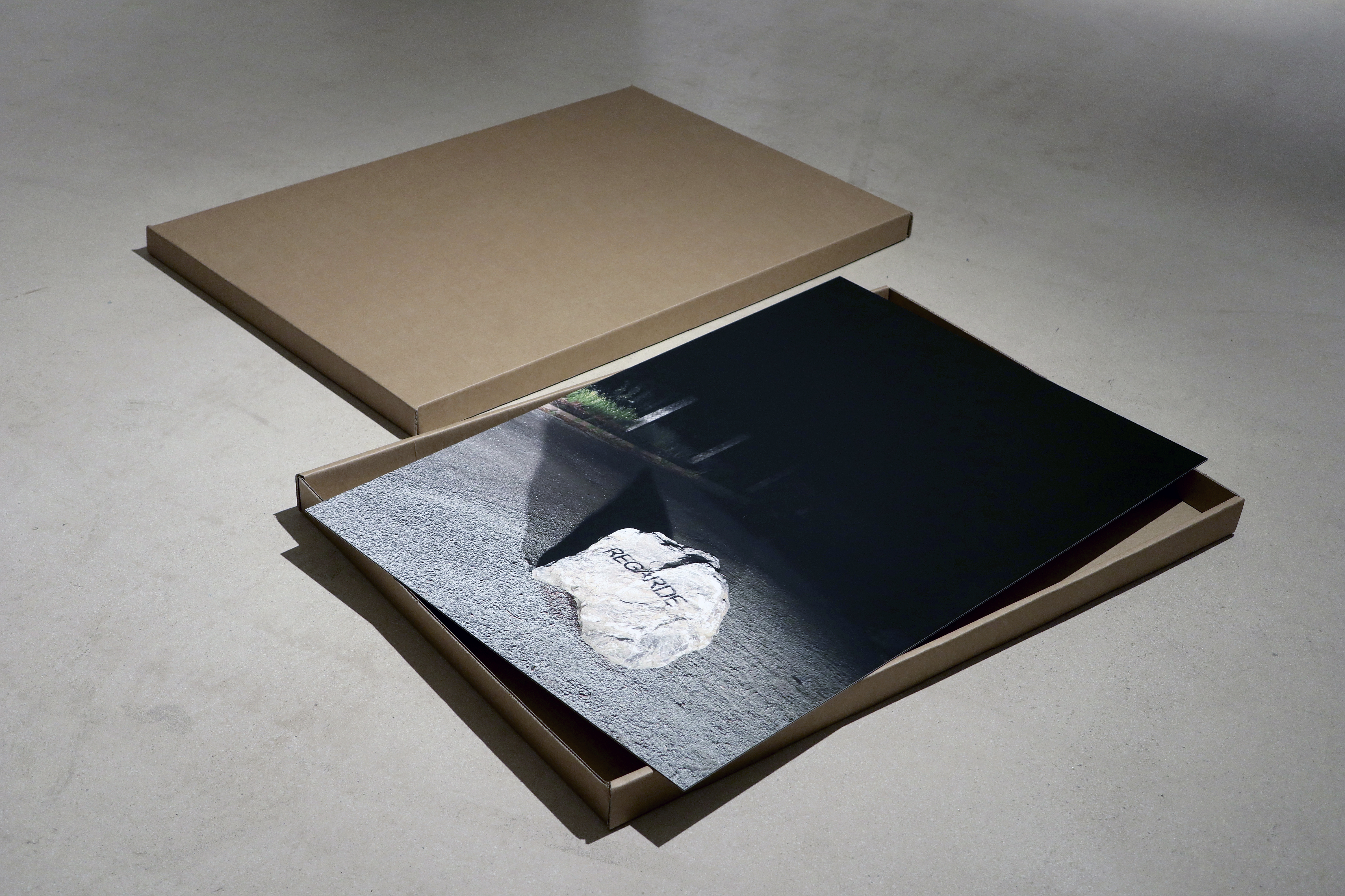 Laurent Lacotte - Vue d'exposition, Regarde, 2020, Tirage pigmentaire contrecollé sur dibond, 90 x 60 cm, boîte en carton - <c>©</c> L L